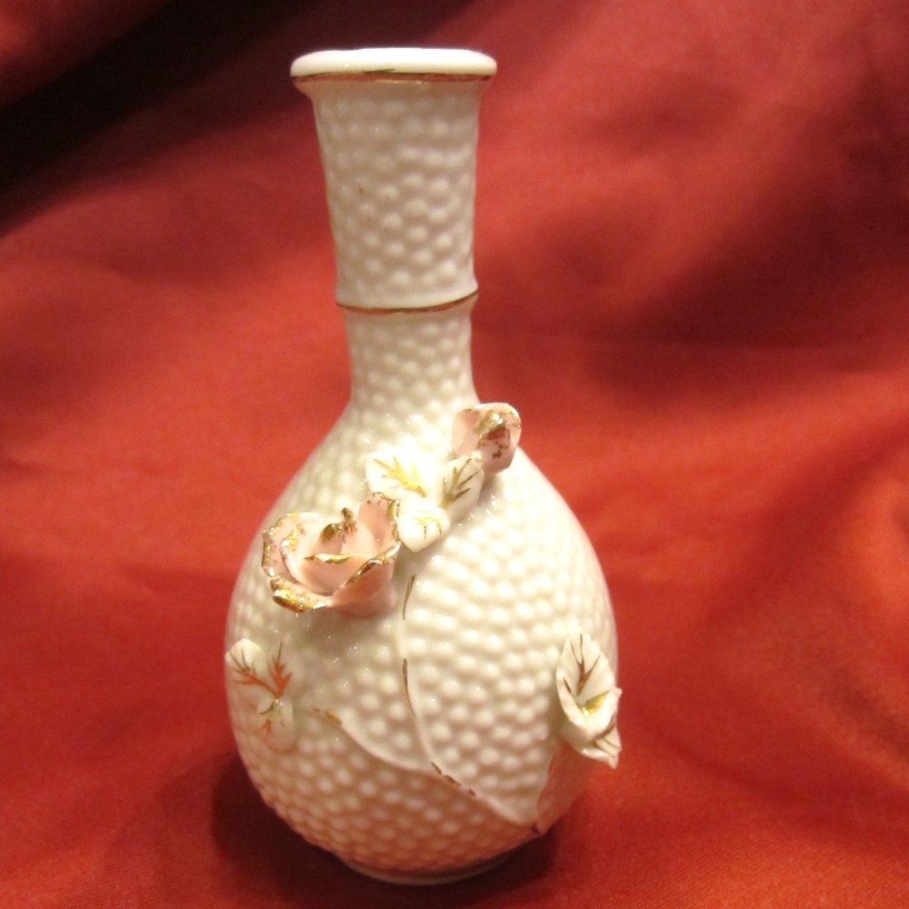 VTG BUD VASE, WHITE W/3D ROSES & LEAVES, DIMPLED, GOLD ACCENTS